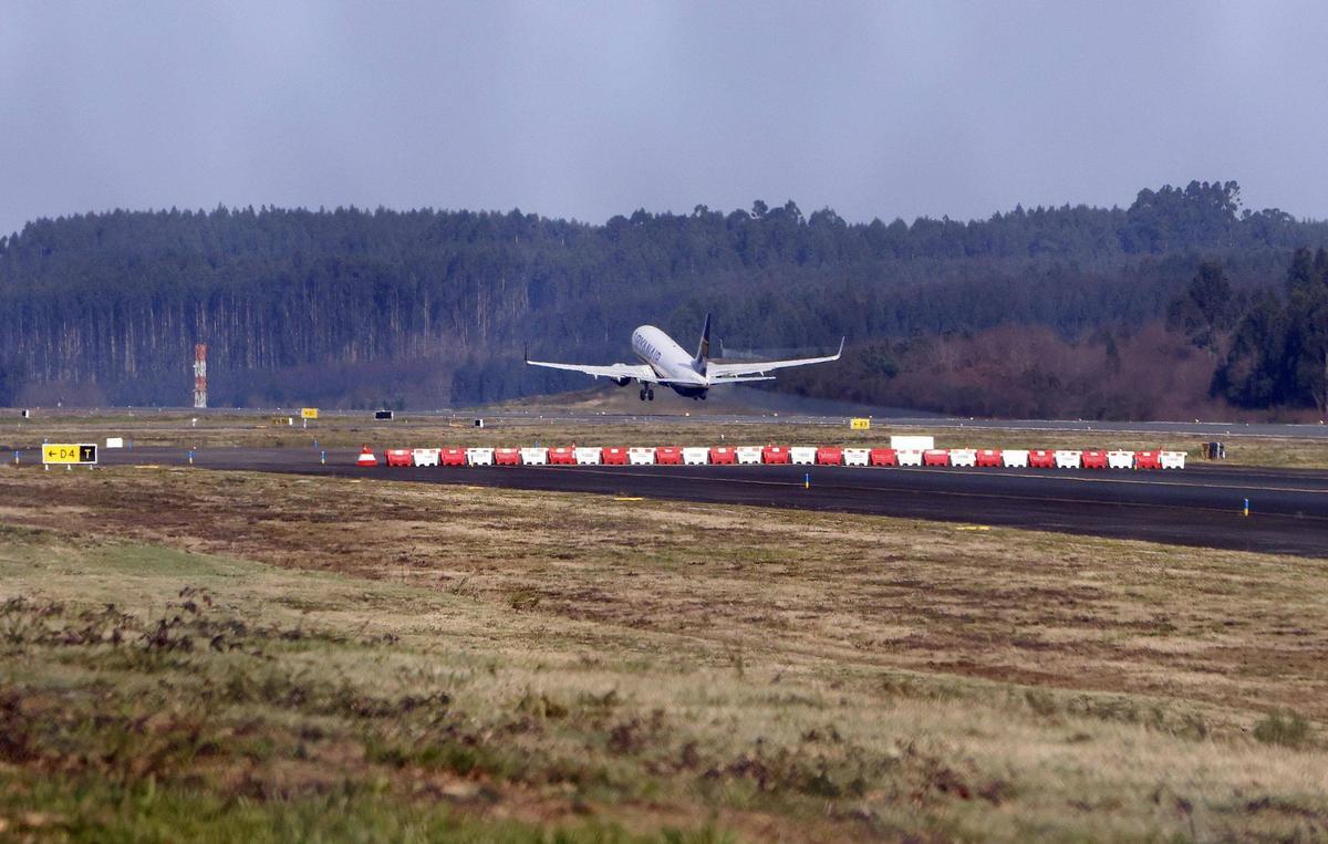 Un avión de Ryanair aterrizando en el aeropuerto de Lavacolla-Rosalía de Castro