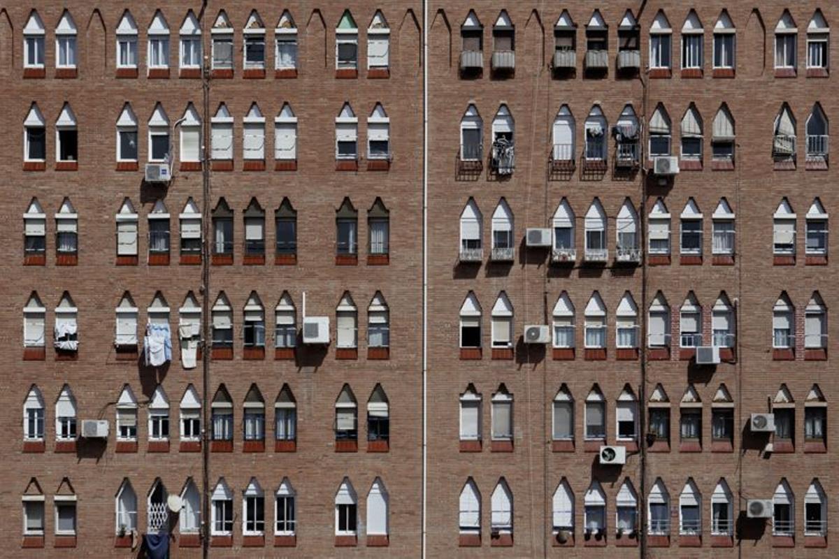 Ventanas en una vivienda del barrio Plus Ultra, en La Marina.