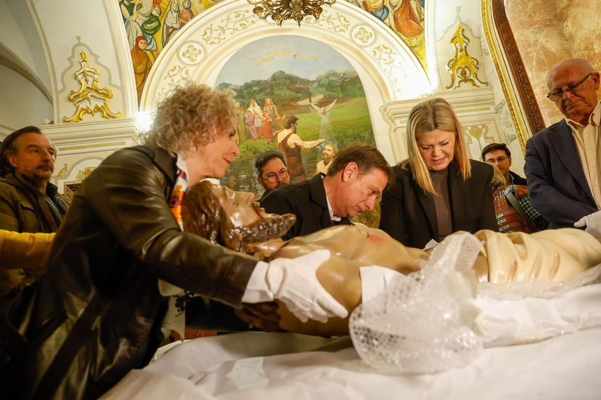 Los presentes descubren la figura religiosa.