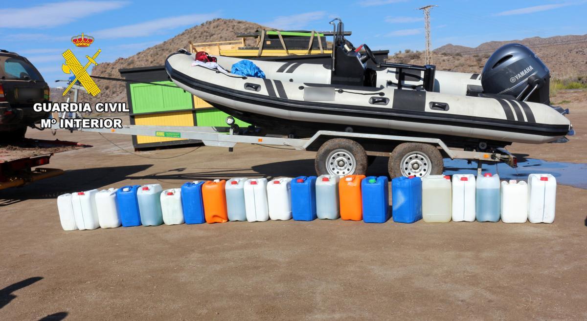 Lancha incautada por la Guardia Civil en Águilas.