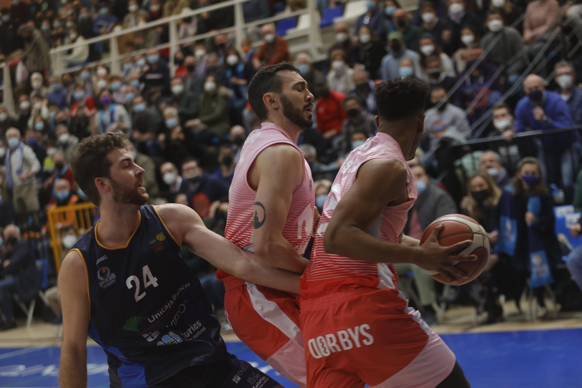 En imágenes: así fue el partido entre el Oviedo Baloncesto y el Estudiantes