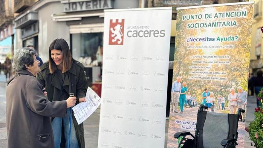 Cáceres sin barreras con el servicio de acompañamiento gratuito para personas mayores en Semana Santa
