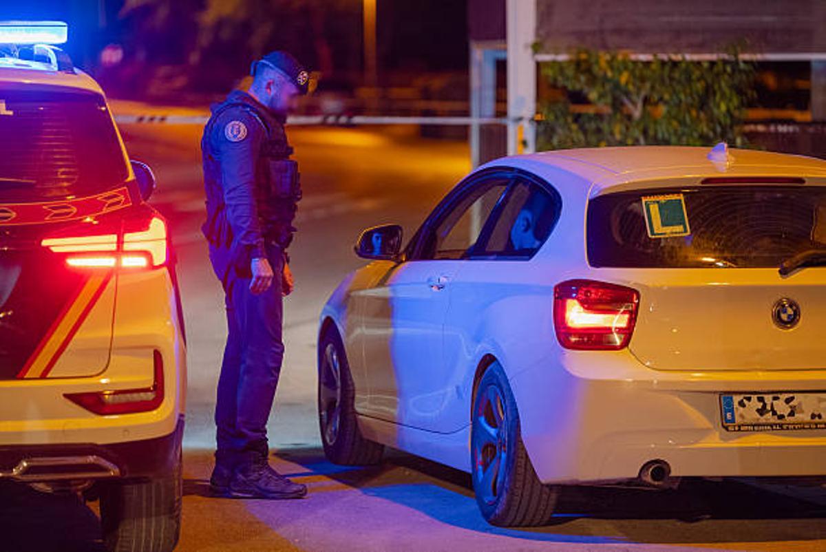 Policía para a un coche
