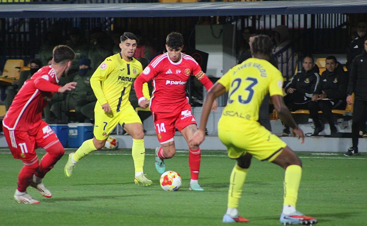 Valou espera al jugador del Nàstic para intentar quitarle el cuero.