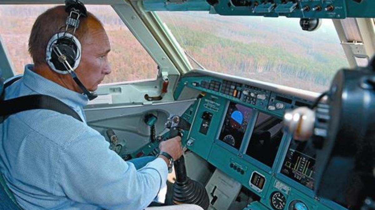 Putin, sentado en el asiento de copiloto de un avión Be 200, intenta apagar un incendio forestal en la región de Ryazan, a 250 kilómetros de Moscú.