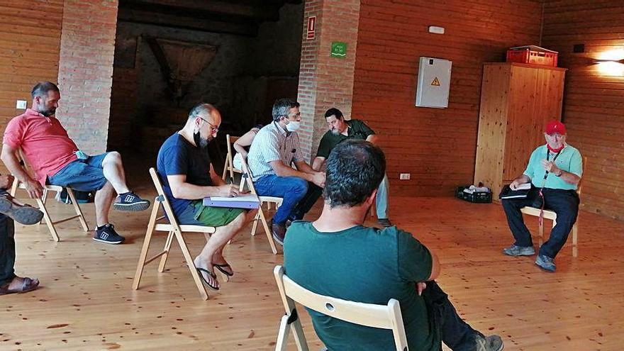 Imatge de la reunió a Cambrils entre representants municipals del nord del Solsonès i de SIGMADOT