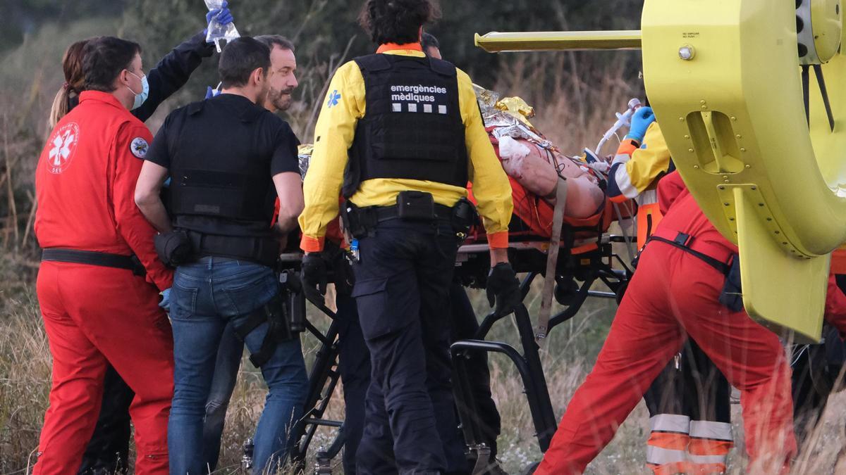 El atacante, tras ser disparado por los Mossos.