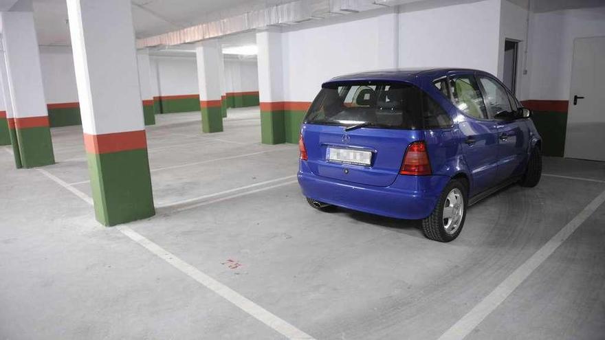 Un automóvil, estacionado en el garaje de un edificio de A Coruña.