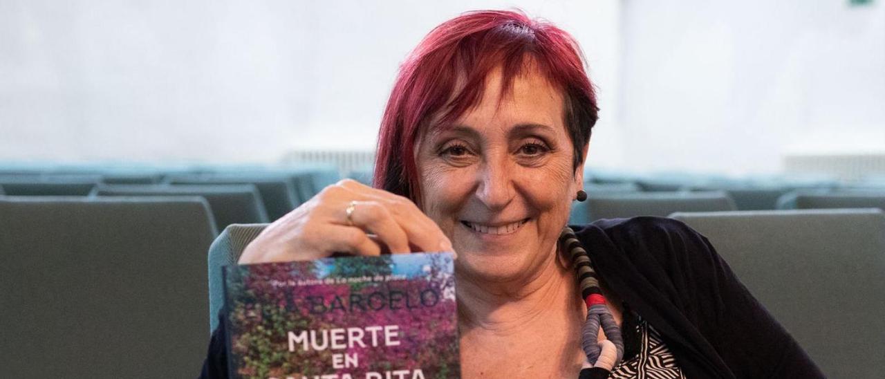 La escritora Elia Barceló, con su última novela en Zamora.