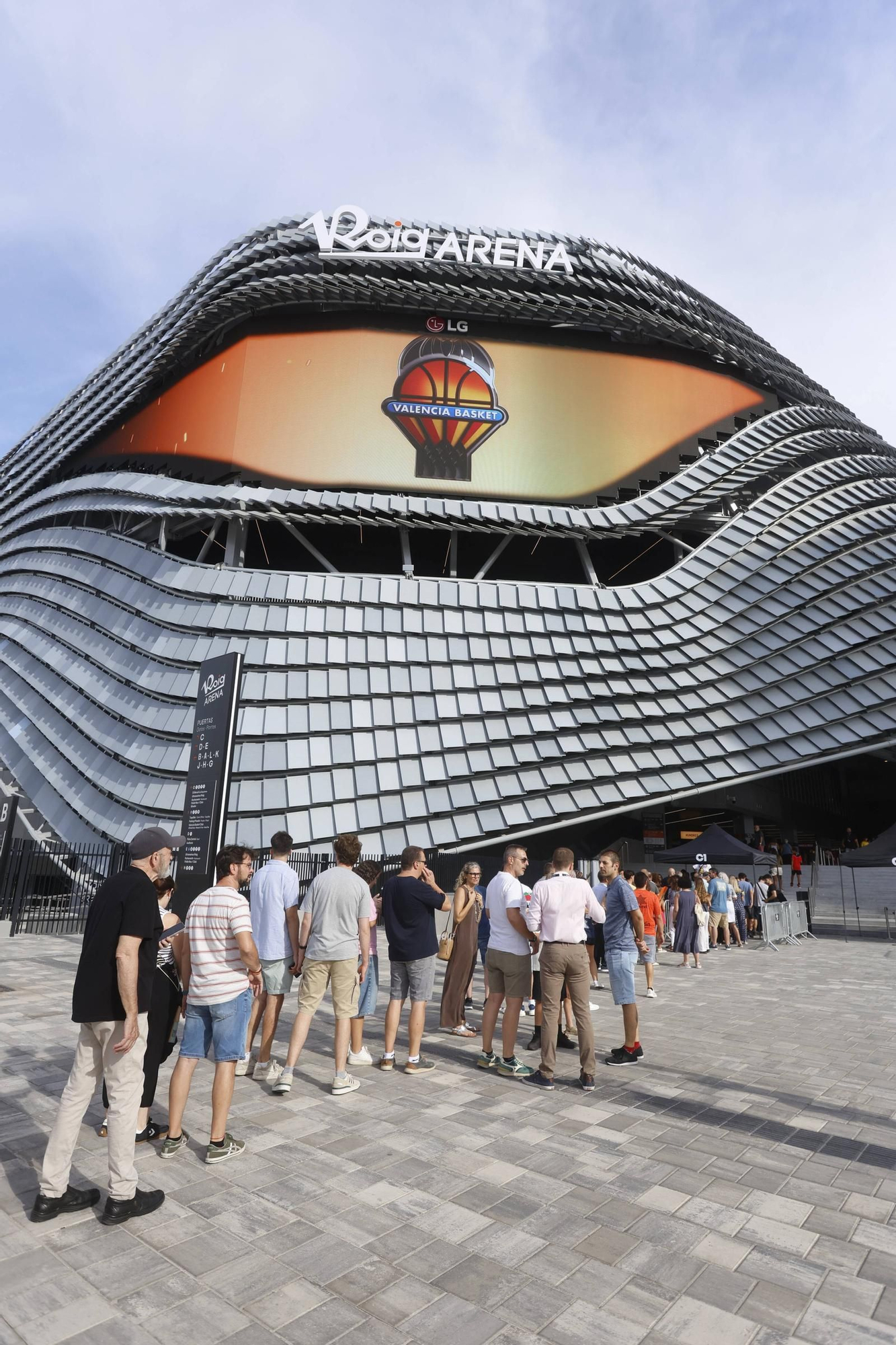 La afición del Valencia Basket visita el Roig Arena