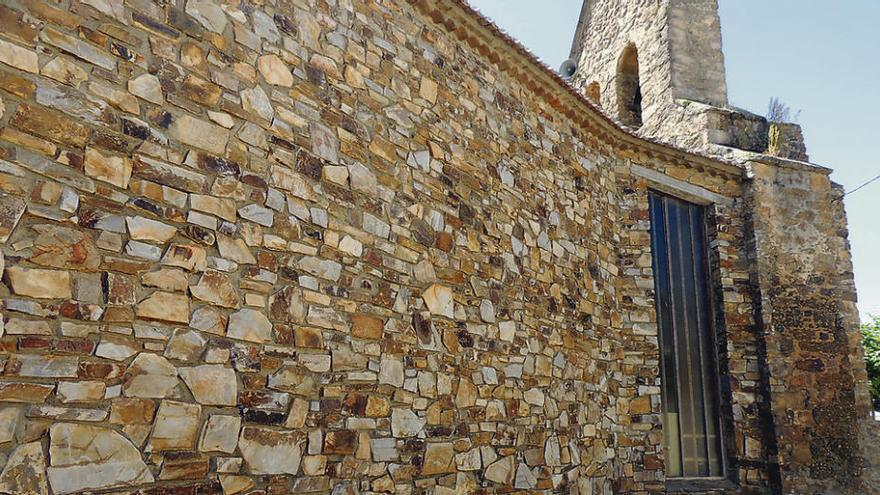 A la derecha de la imagen la vidriera estropeada del templo de Pumarejo de Tera.