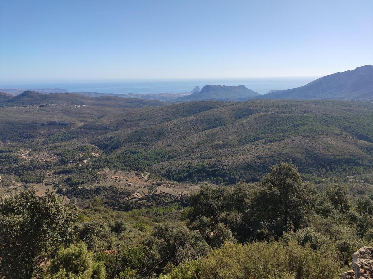 Desde los terrenos se puede ver la costa de la Marina Alta.
