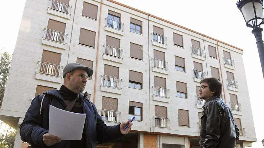 Matías Rodríguez da Torre y Mateo Varela, frente al edificio vacío de la Avenida da Estación. // Bernabé/J.L.