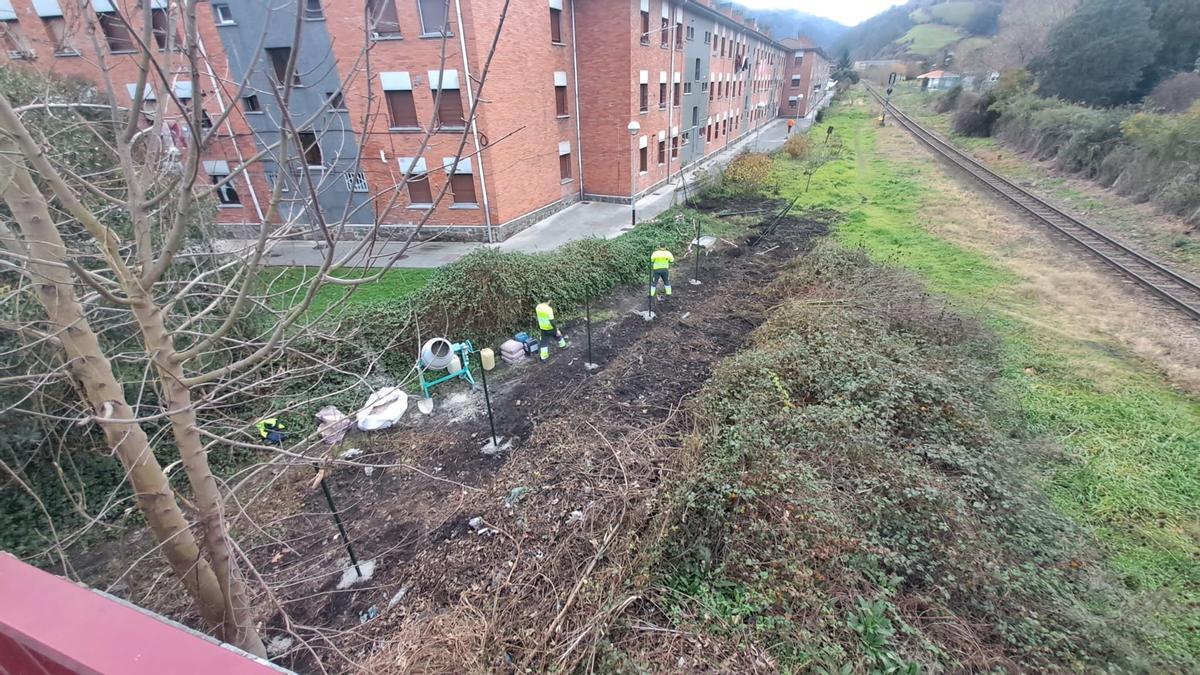 Operarios trabajando en el nuevo vallado.
