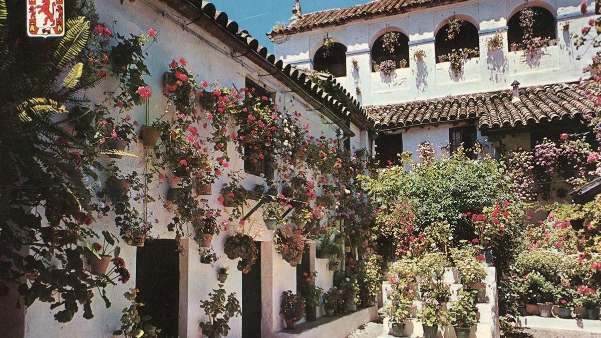 Postal del patio Badanas 15 en sus años de esplendor.