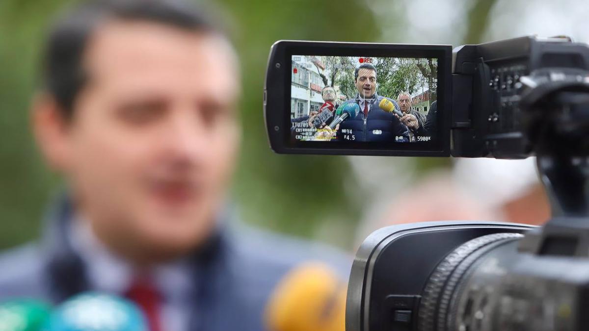 El alcalde, José María Bellido, cree infantil que Hurtado pida información sobre mascarillas.