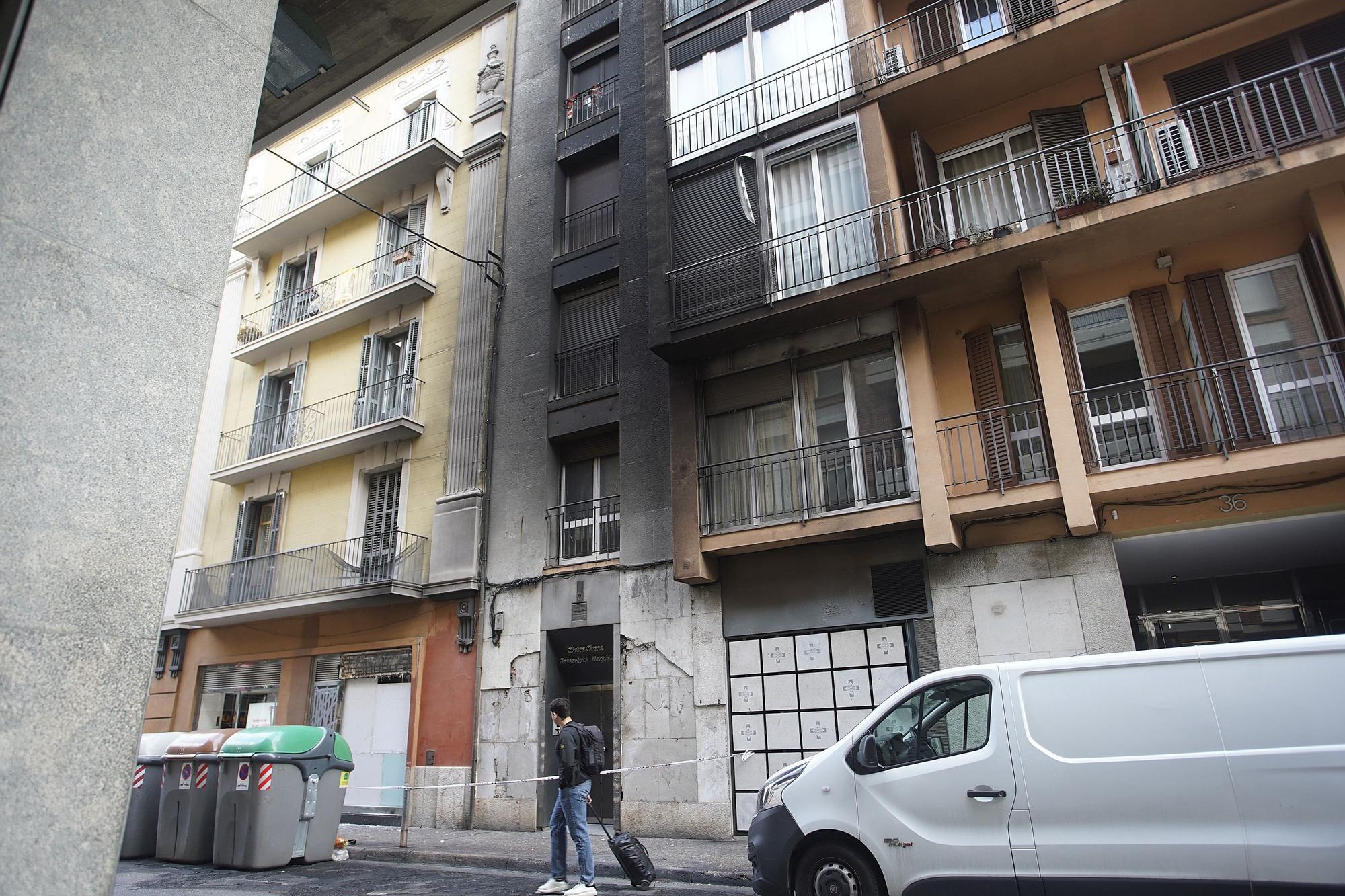 Cremen una vintena de contenidors a Girona i causen danys en façanes i vehicles