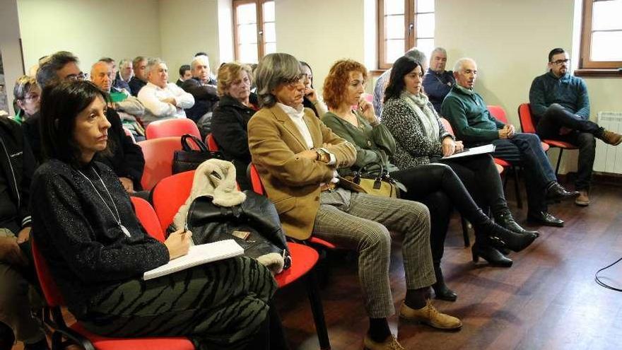 Asistentes a la asamblea celebrada en la sede de la parroquia rural de Barcia.