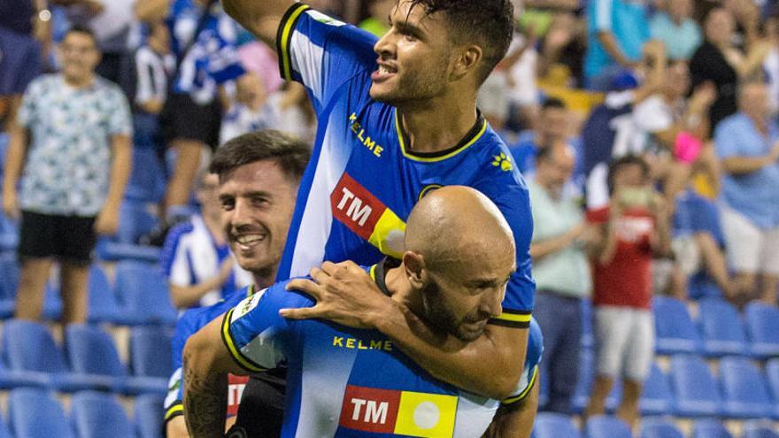 Miñano, Moha y Chechu Flores celebran un gol esta temporada en el Rico Pérez.