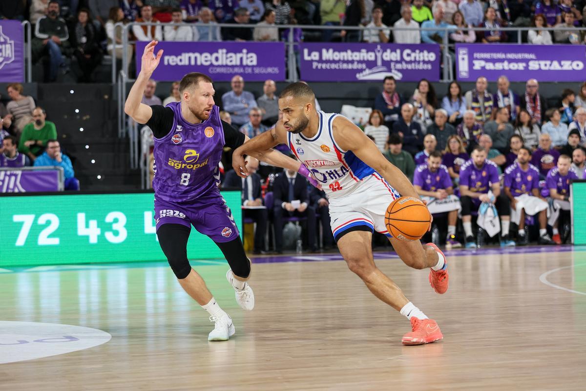 Michael Torres bota la bola mientras busca la opción de superar a Ingus Jakovics, en Palencia.