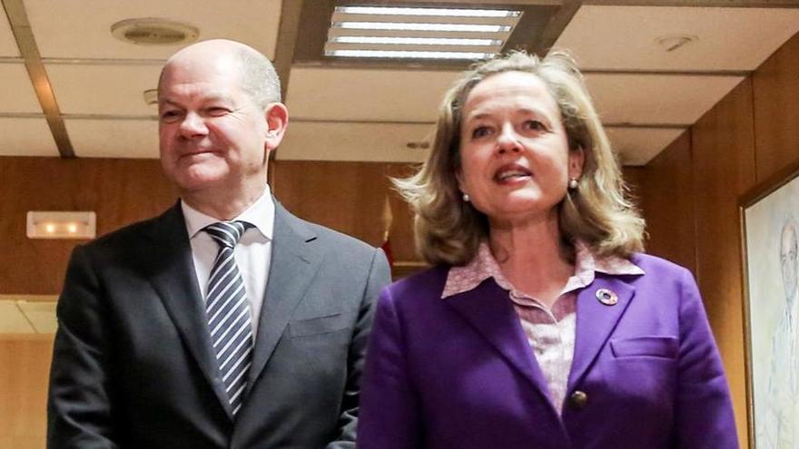 La ministra de Economía, Nadia Calviño, y el ministro alemán de Finanzas, Olaf Scholz.