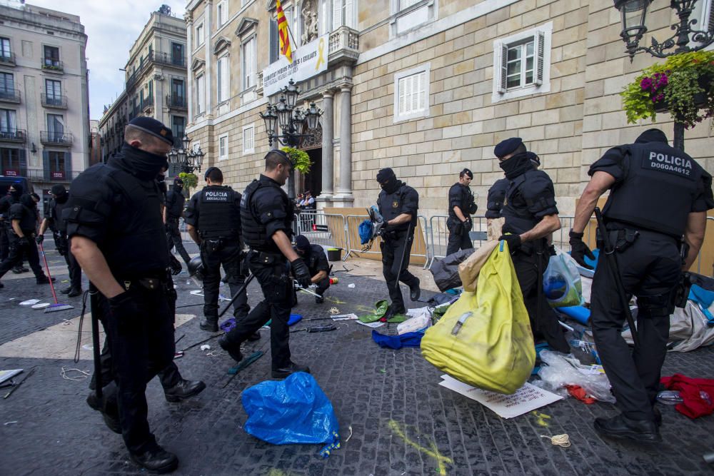 Els Mossos retiren de la plaça Sant Jaume les tendes de l'acampada independentista