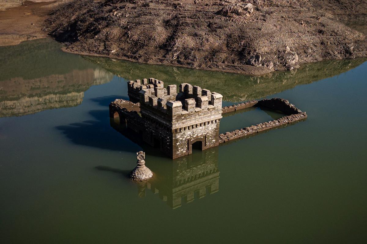 El pantano de Sau a vista de dron, con un 4,74% de agua y todas las edificaciones a la vista