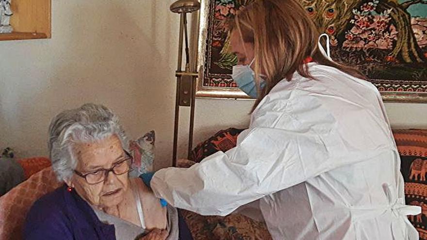 Vacunación del COVID en un domicilio de Sanabria.