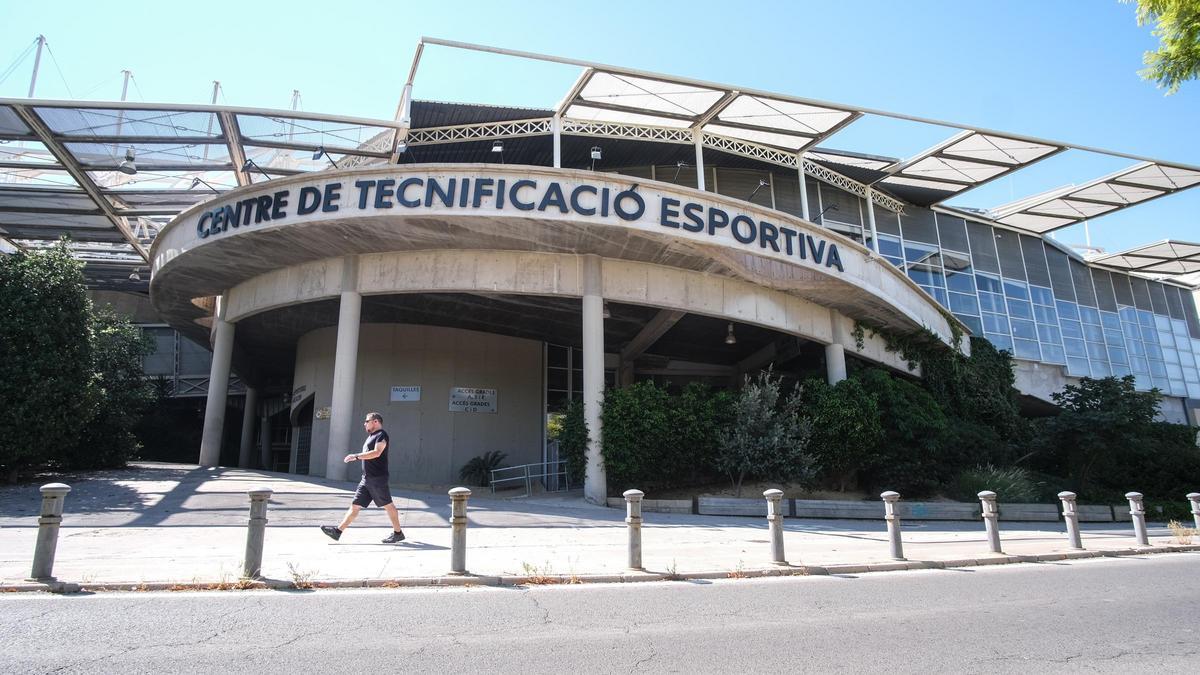 Panorámica del acceso principal al Centro de Tenificación - Pedro Ferrándiz de Alicante.