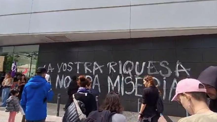 Manifestació de l'1 de maig a Manresa: els participants fan pintades a comerços i empreses