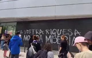 Manifestació de l'1 de maig a Manresa: els participants fan pintades a comerços i empreses