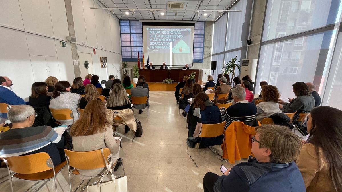 Reunión de la Mesa regional de absentismo y abandono educativo regional, este martes.