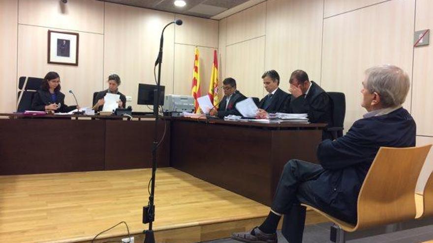 A la dreta, Josep Montràs, assegut ahir com a acusat en el judici