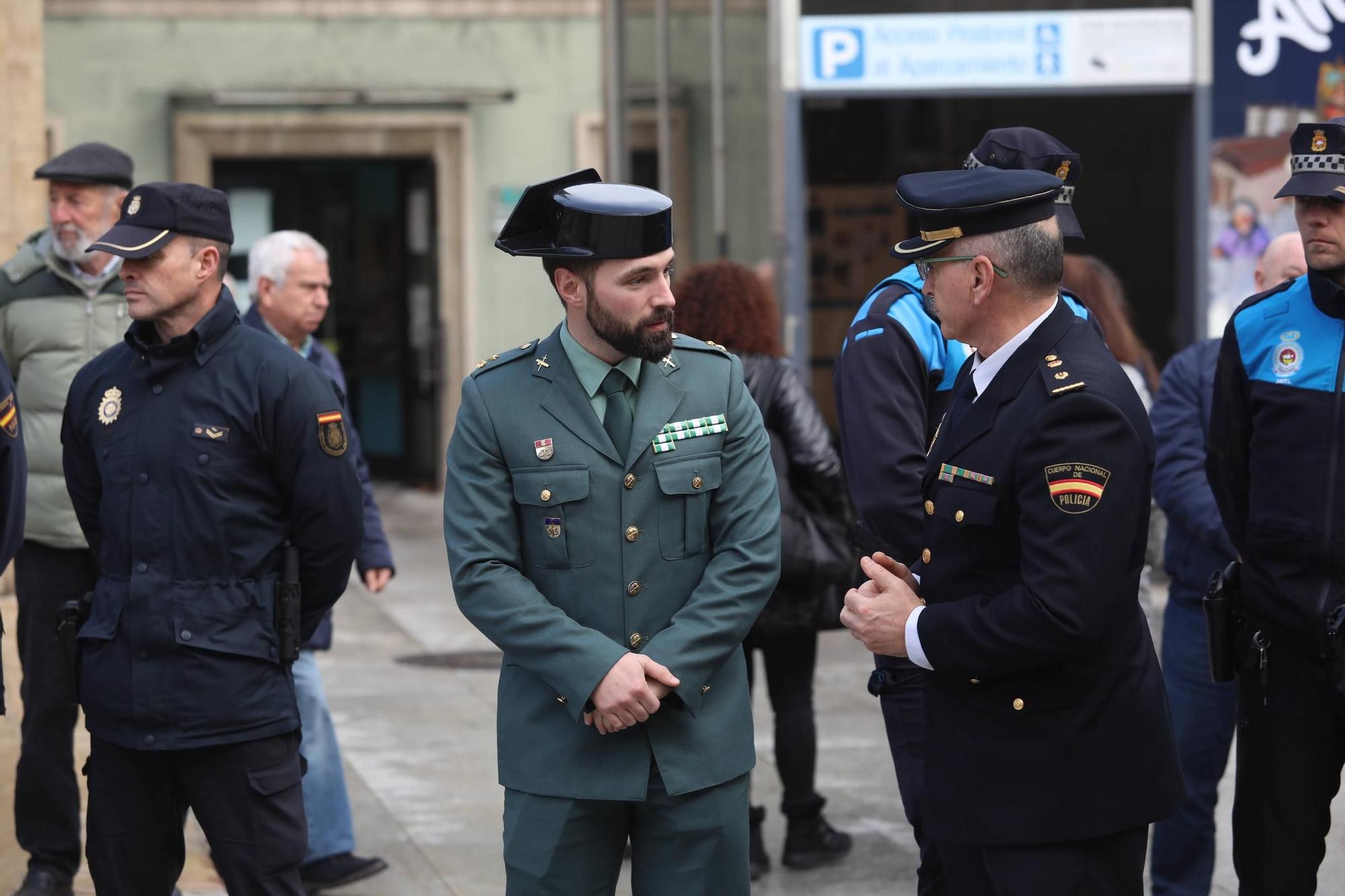 EN IMÁGENES: Concentraciones en la Comarca de Avilés por los guardias civiles fallecidos