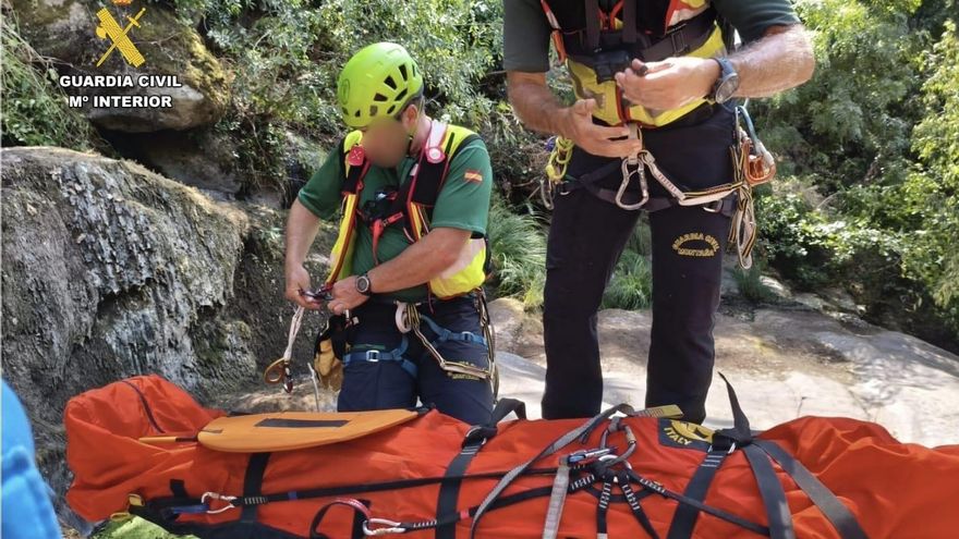 Así ha sido el rescate de un herido en una garganta de Valdastillas