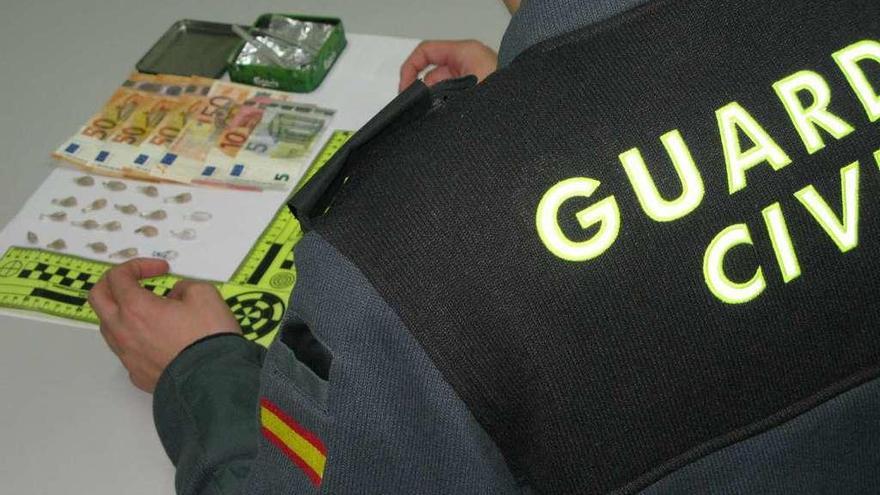 Incautación realizada a los detenidos en Cangas. //Cedida Guardia Civil