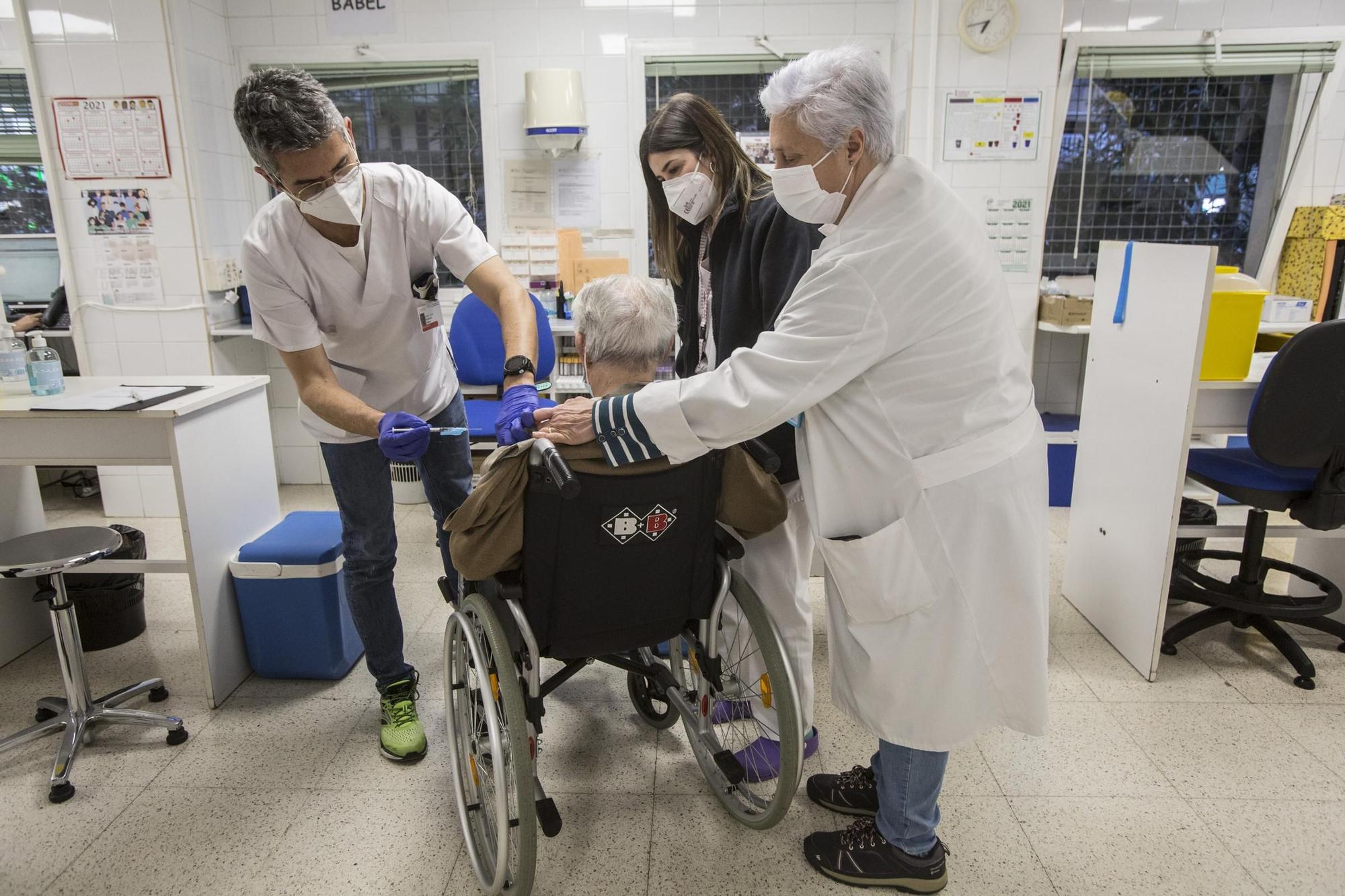 Los mayores de 90 años se vacunan contra el covid