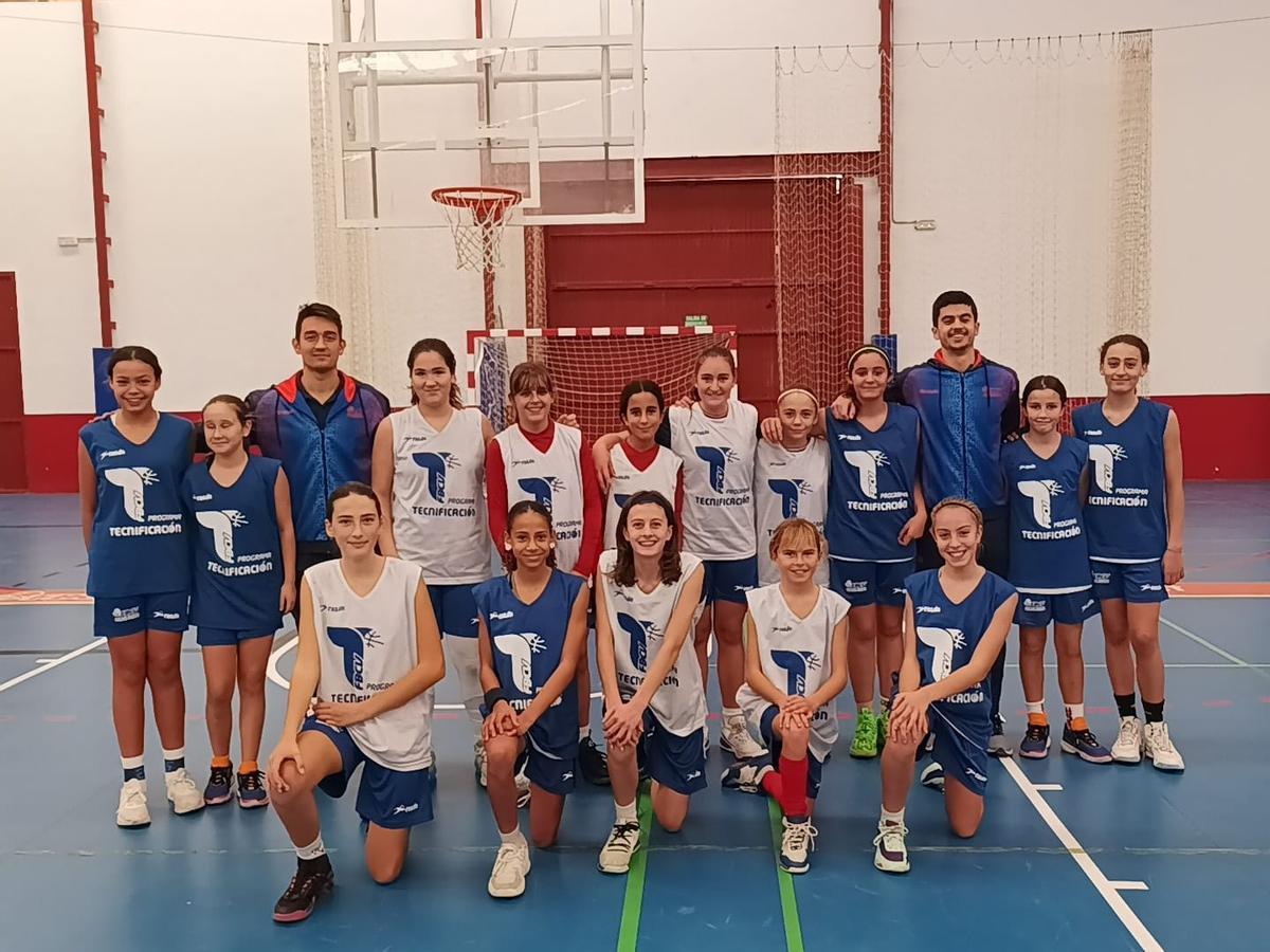 Jugadoras Alevines, en la sede de Agost.