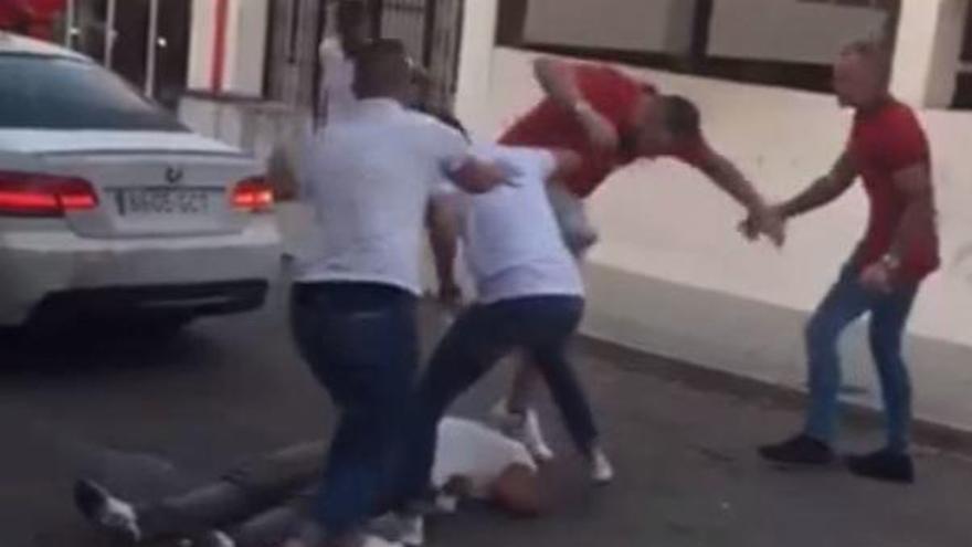 Un instante de la brutal pelea que el domingo se produjo en Marbella