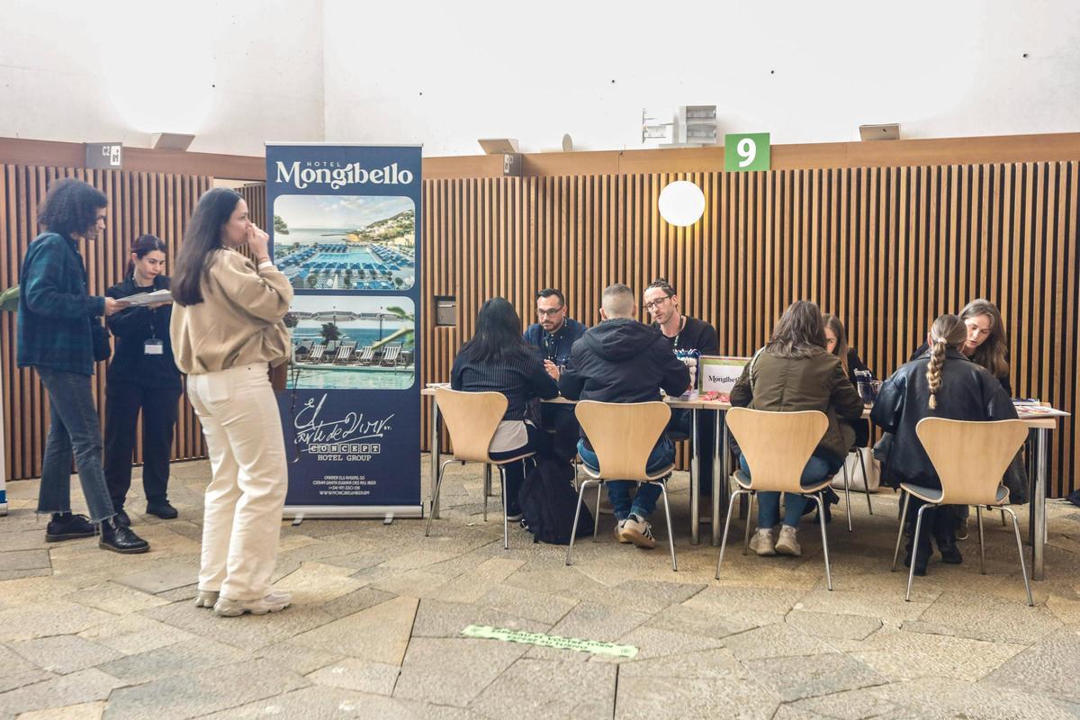 El stand de hotel 'Mongibello' realizando entrevistas a participantes
