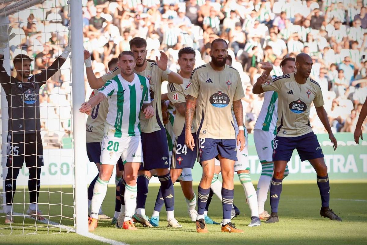 Bebé, junto a Antonio Casas, en un córner a favor del Córdoba CF.