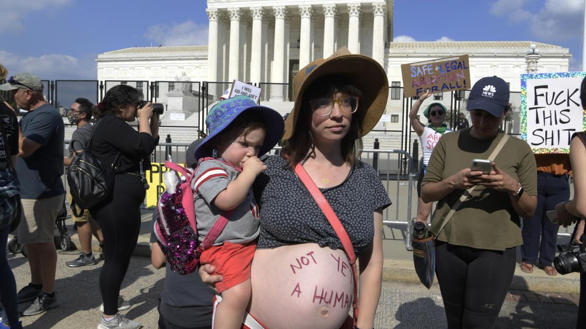 Miles de personas toman las calles en EEUU contra la decisión del Supremo de derogar el derecho al aborto.