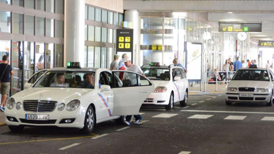 Taxis recogiendo pasajeros en el aeropuerto de Gran Canaria. | yaiza socorro