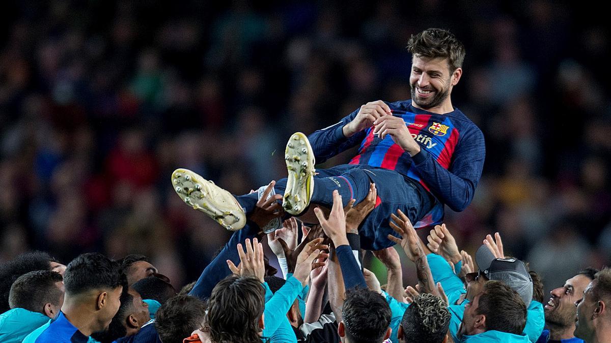 Gerard Piqué manteado por sus compañeros tras jugar su último partido en el Camp Nou.