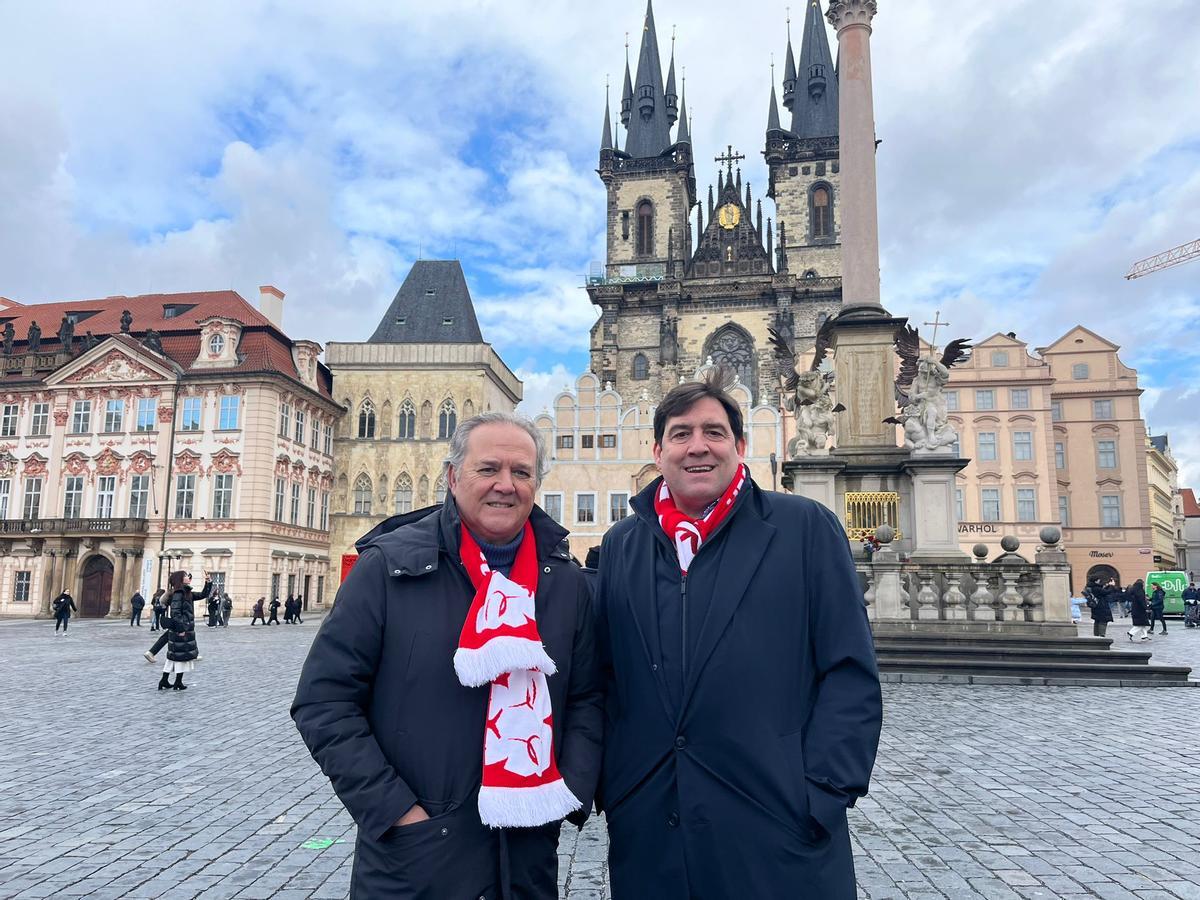 Jorge Moncada, director general de Turismo de Aragón, y Reynaldo Benito, presidente del Casademont Zaragoza.