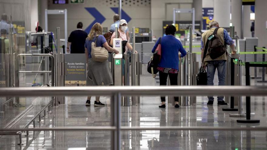 Pasajeros accediendo a la zona de embarque en Son Sant Joan.