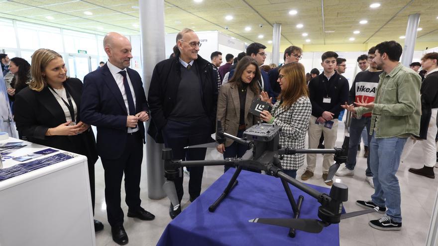 Centum muestra uno de sus drones a la vocal sustituta en Zona Franca,  el rector de la UVigo, el edil de Hacienda y la coordinadora del foro.