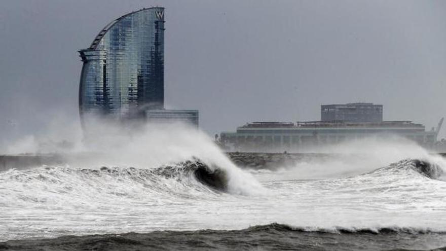 Un temporal marítimo azota Barcelona en el pasado.