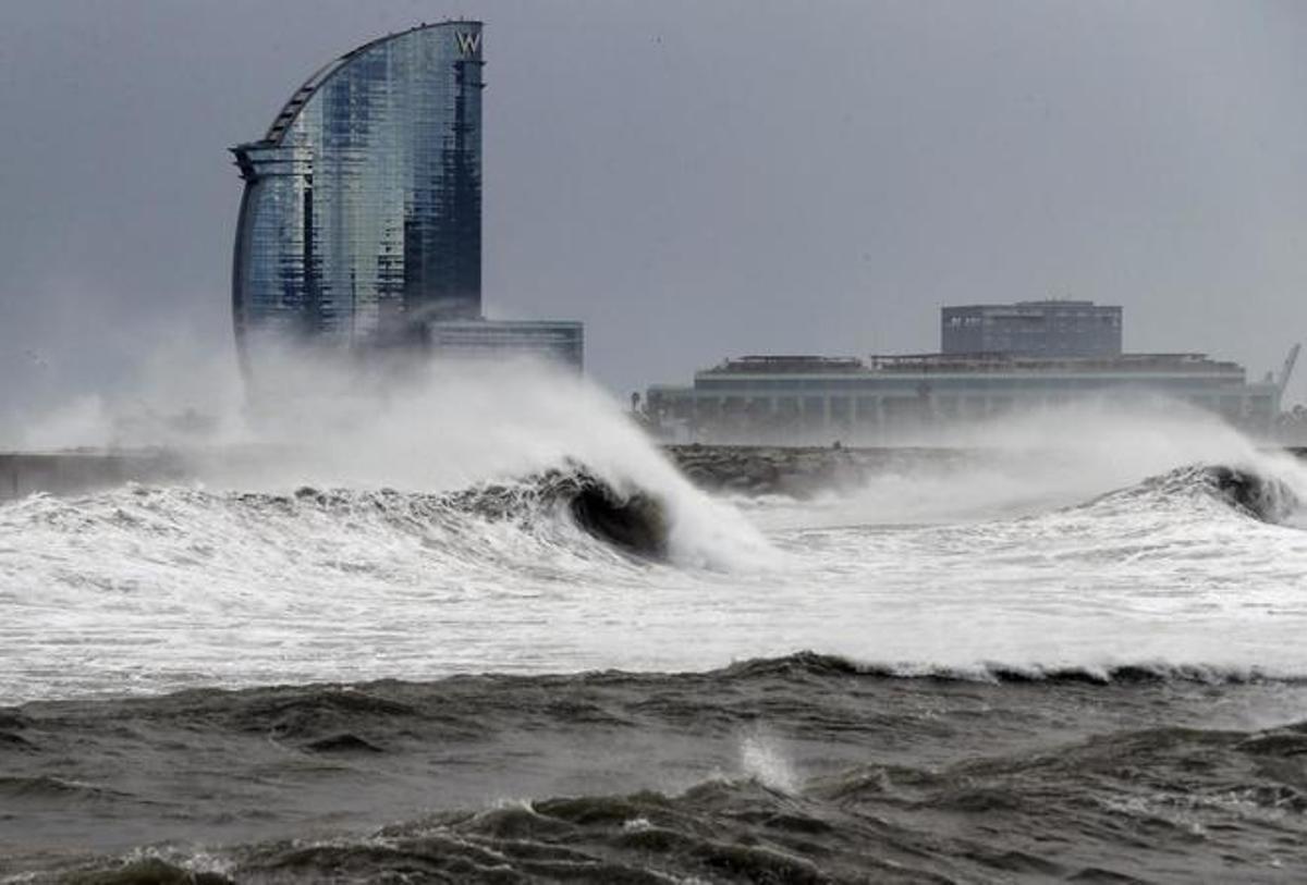 Un temporal marítimo azota Barcelona en el pasado.