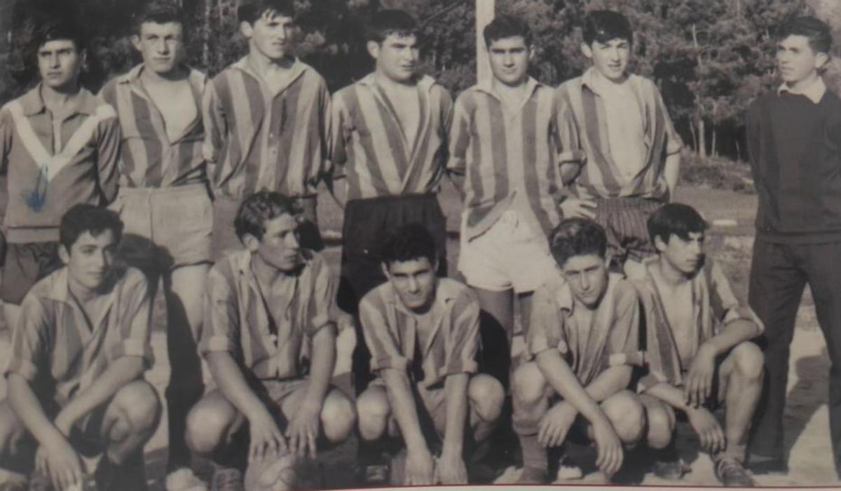 El equipo de San Martiño en la década de los 60. |  FdV